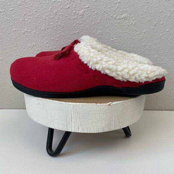 Red Fleece Lined Slippers Size 6 EUC - Picture 1 of 6